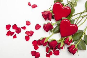 Fototapeta na wymiar róże czerwone z serduszkami