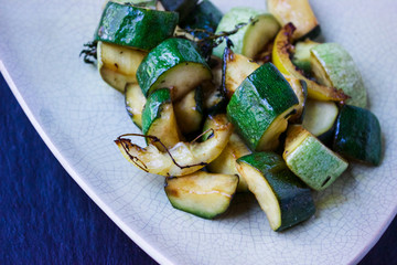 Zucchini gebraten mit Kräutern