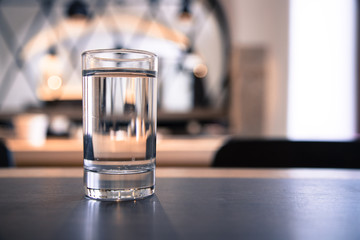 Klares Wasserglas in Restaurant, Morgen 