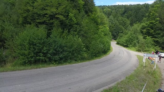 автогонка в горном лесу