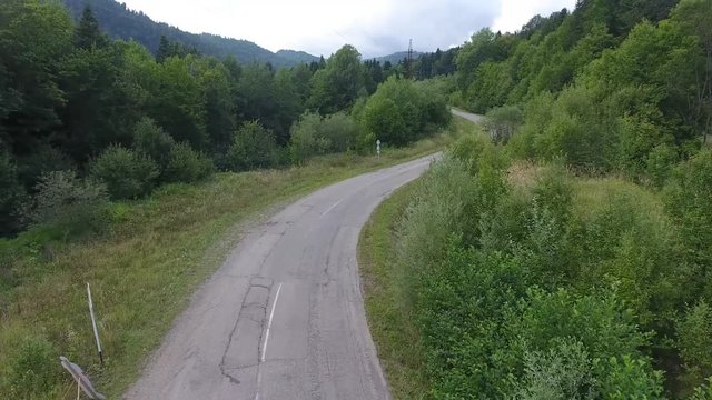 автогонка в горном лесу