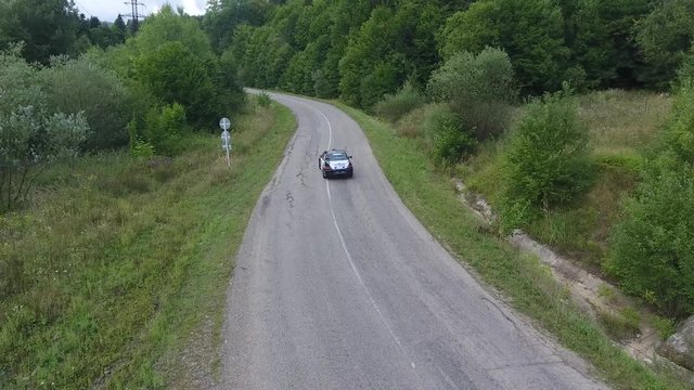 автогонка в горном лесу