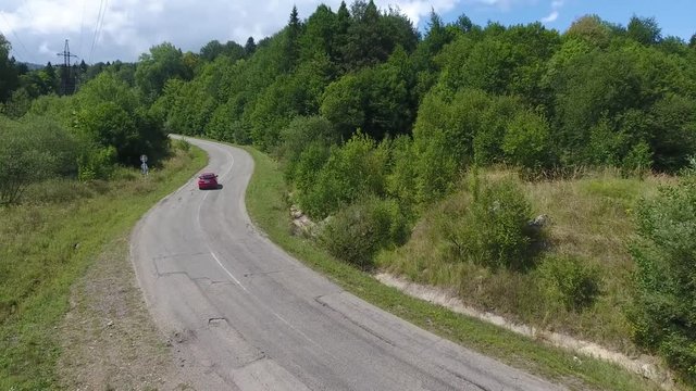 автогонка в горном лесу