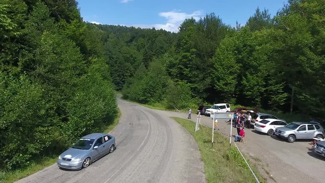 автогонка в горном лесу