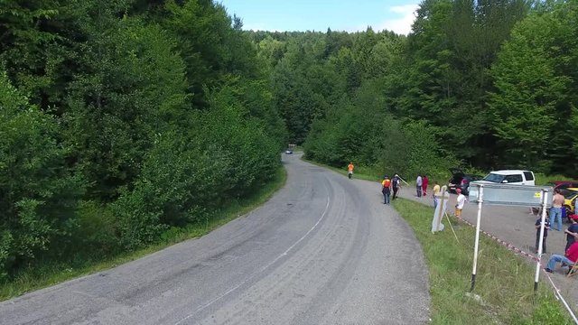 автогонка в горном лесу