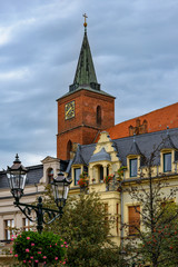 Obraz premium Idyllisches Mittelalter-Flair: Denkmalgeschütztes Ensemble am Marktplatz von Bernau bei Berlin mit dem Turm der Stadtpfarrkirche St. Marien