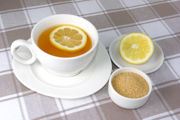 filiżanka herbaty z cytryną i miętą i cukrem © Agata