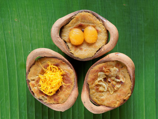 Thai coconut custard pudding dessert, Maw Gaeng, in clay pot on banana leaf background