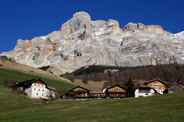 Bauernhäuser vor dem Massiv des Naturparks Fanes-Sennes-Prags bei Alta Badia, Südtirol