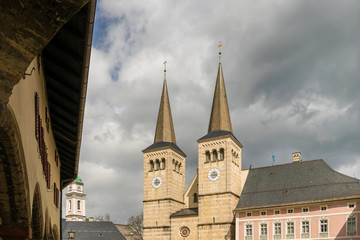 Fototapeta premium Stiftskirche auf dem Markt in Berchtesgaden an einem Tag im Frühling