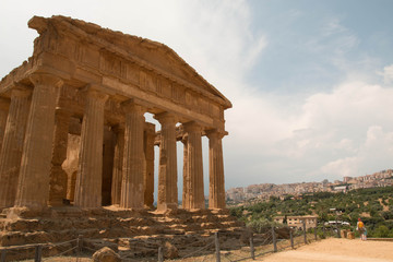 Obraz premium The facade of the Temple of Concordia from a lateral perspective. Temples Valley, Agrigento, Sicily. With copy space.