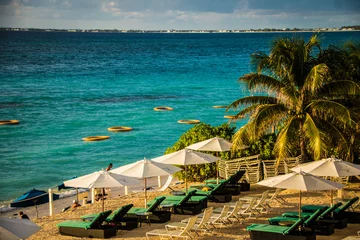 Fotobehang Seven Mile Beach, Grand Cayman Tropisch strandresort