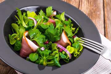 Mixt of lettuce leaves with Parma ham