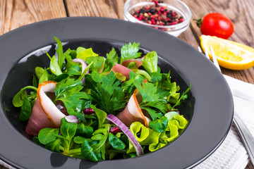 Mixt of lettuce leaves with Parma ham