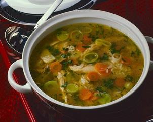 Hühnersuppe mit Suppengrün und Reis