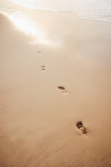 Fototapeta na wymiar traces de pas sur le sable