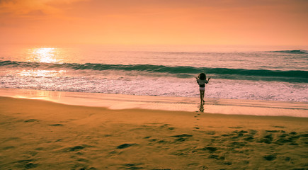 fillette courant vers l'oc&eacute;an