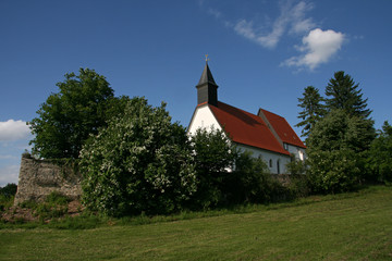 Fototapeta na wymiar Gruorn, Kirche im ehemaligen Truppenübungsplatz Münsingen, Schwäbische Alb