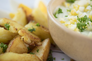 Grüne Sauce mit Eiern und Bratkartoffeln