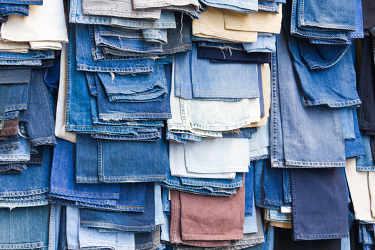 Jeanshosen kaufen auf dem Wochenmarkt