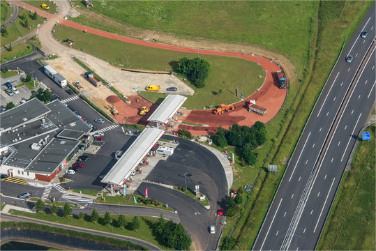 Vue aérienne dun centre commercial près d'Alençon en France