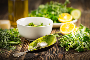 Preparation of avocados in green salad