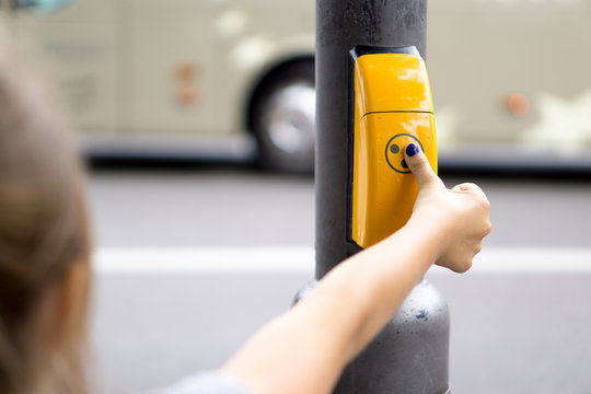 Blindes Kind dr&uuml;ckt auf Ampel-Taster f&uuml;r Sehbehinderte um &uuml;ber die Stra&szlig;e zu kommen