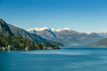 Naklejka premium Malowniczy widok na jezioro Como z Alpami w tle.