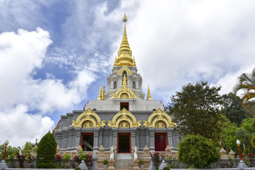 Fototapeta na wymiar golden thai temple