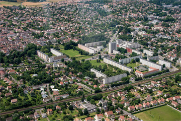Fototapeta na wymiar Vue aérienne du centre de Vernouillet dans les Yvelines en France