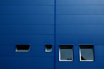 Obraz na płótnie Canvas Blue building with windows