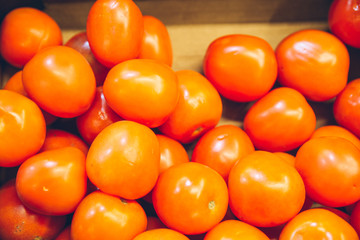 texture of red tomatoes