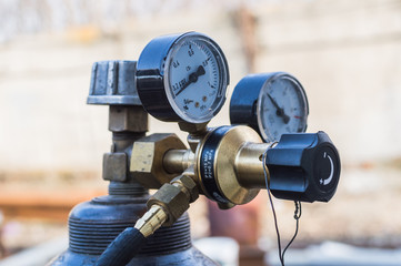 Reducer with pressure gauge on the oxygen cylinder