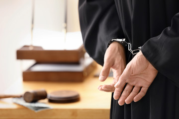 Obraz premium Male judge in handcuffs, closeup