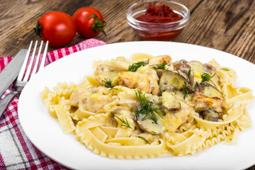Pasta, cream sauce, champignons, chicken fillet