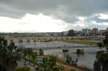 Fototapeta na wymiar Vista panorámica de los puentes que cruzan el río Guadiana en la ciudad de Badajoz, Extremadura, España