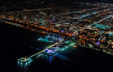 Fototapeta premium Aerial view of the Santa Monica shoreline, amusment park and pier at night
