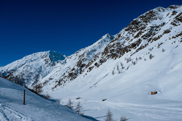Tief verschneite Gipfel im Villgratental unter blauem Himmel