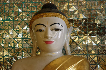 Buddha auf der Plattform der Shwedagon-Pagode in Yangon