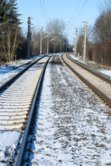 Fototapeta premium Bahnschienen im Winter mit Schnee, Zugverkehr in Schleswig-Holstein, Deutschland 