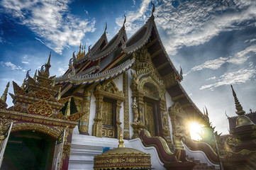 Un rayon de soleil &agrave; travers un temple bouddhiste dans le nord de la Tha&iuml;lande 