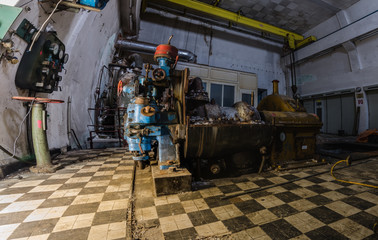 gelber motor in einer fabrik panorama