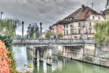 Fototapeta na wymiar Die Schusterbrücke in Ljubljana