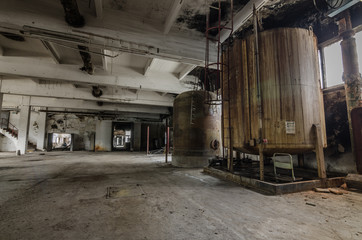 Fototapeta na wymiar kessel in einer halle in papierfabrik