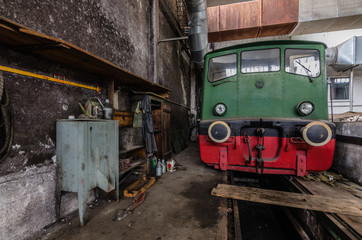 triebwagen in einer werkstatt einer fabrik