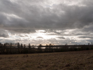 Obraz premium moody skyline clouds over autumn farm field