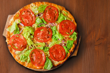 Pizza with tomatoes, beef and salad