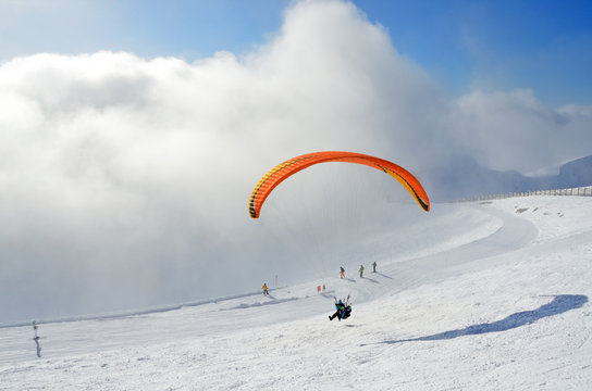 Сочи, Россия, горнолыжный курорт "Роза Хутор". Полет на параплане с Роза Пик в облачную погоду