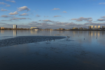 Obraz premium City reflection in a frozen lake on sunset