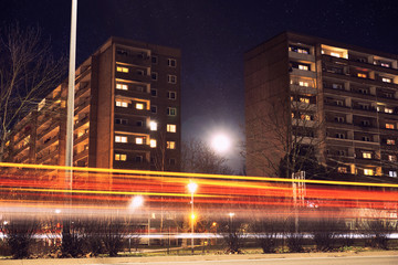 Wohnblock bei Nacht